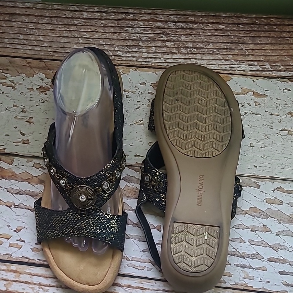 Minnetonka sz 9 wide black gold sandals - Picture 4 of 5